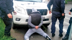 VOZIO UNAZAD PUNIM GASOM, PA UDARIO POLICIJU Mladić pokušao da zataška šta prevozi