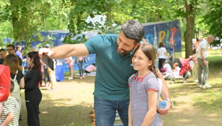 OVO JE MOJA SPORTSKA PORODICA Gradonačelnik Šapić na manifestaciji „Olimpijski dan” (FOTO)