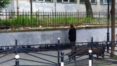 ZA DECU ILI PROTIV VLASTI? Danas je 30 dana od masakra u Ribnikaru, samo jedna žena pali sveću ispred škole, ostali idu na protest (FOTO)