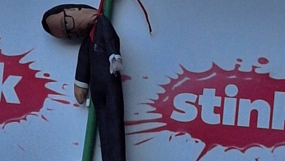 BORBA "PROTIV NASILJA" Stravične scene na protestu: Obesiti Vučića je OK, ovo je politika koju promovišu (FOTO)