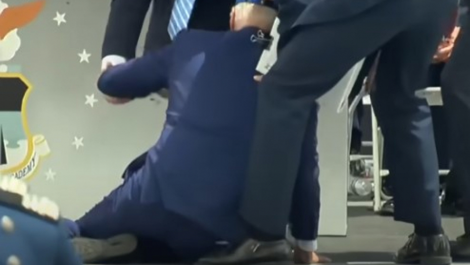 DOBRO JE PROŠAO Bajden posrnuo i udario glavom u helikopter, republikanci upozoravaju "ljudi, ovaj čovek ima crveno dugme"