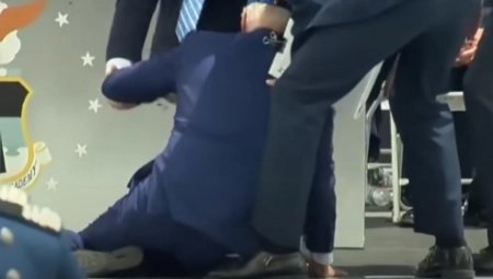 DOBRO JE PROŠAO Bajden posrnuo i udario glavom u helikopter, republikanci upozoravaju "ljudi, ovaj čovek ima crveno dugme"