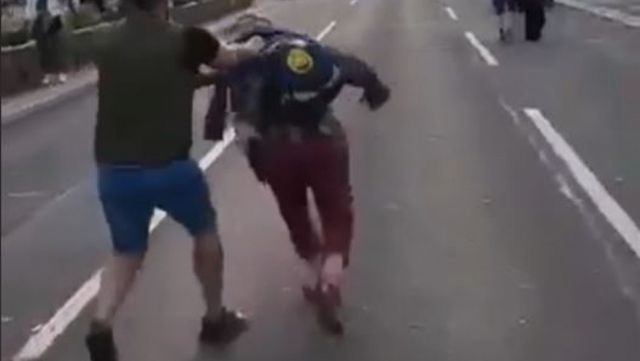 PSOVALI MU AMERIČKU MAJKU I TUKLI GA KAIŠEM! Serija nasilja na protestu opozicije! Tuča ekstremista, prekinut prenos zbog Kesićevog govora!