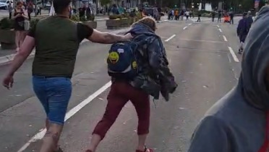 PSOVALI MU AMERIČKU MAJKU Poslušajte na snimku strašne uvrede Amerikancu koga su tukli na protestu (VIDEO)