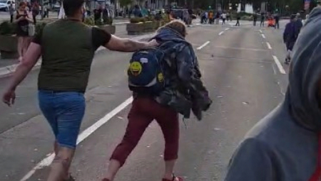 PSOVALI MU AMERIČKU MAJKU Poslušajte na snimku strašne uvrede Amerikancu koga su tukli na protestu (VIDEO)