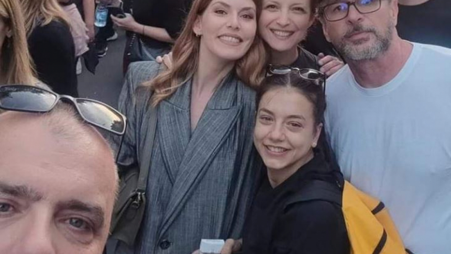 VESELO NA OBELEŽAVANJU MESEC DANA OD MASAKRA Poznati na protestu opozicije kao na žurci, šta vam je samo smešno?