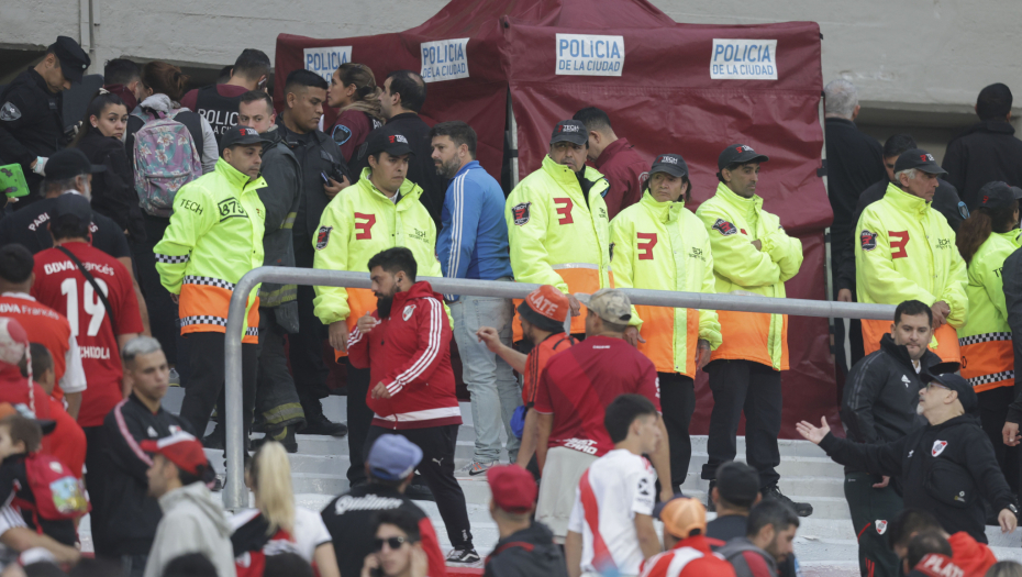 UŽASNE SCENE NA STADIONU Navijač River Plejta pao sa tribine i poginuo (VIDEO)