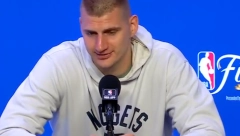 KAD VIDIM KOLIKO JE SRBA... Jokić bio vidno neraspoložen, a onda mu je jedno pitanje izmamilo osmeh