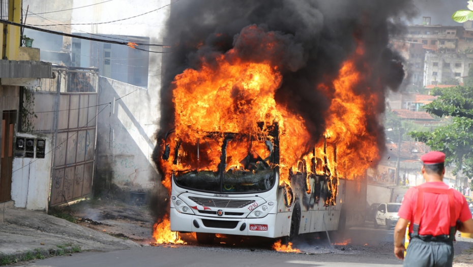 AUTOBUS SE ZAPALIO NAKON SUDARA, 34 MRTVIH Ljudi nemoćno gledali kako putnici živi gore (VIDEO)
