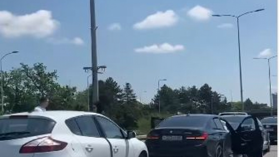HAOS NAKON SUDARA NA AUTO-PUTU KOD KULE GENEKS: Lančani sudar šest automobila (FOTO I VIDEO)