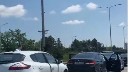 HAOS NAKON SUDARA NA AUTO-PUTU KOD KULE GENEKS: Lančani sudar šest automobila (FOTO I VIDEO)