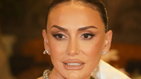 POVREĐENA EMINA JAHOVIĆ Pevačica trpi nesnosne bolove, za dlaku izbegla operaciju