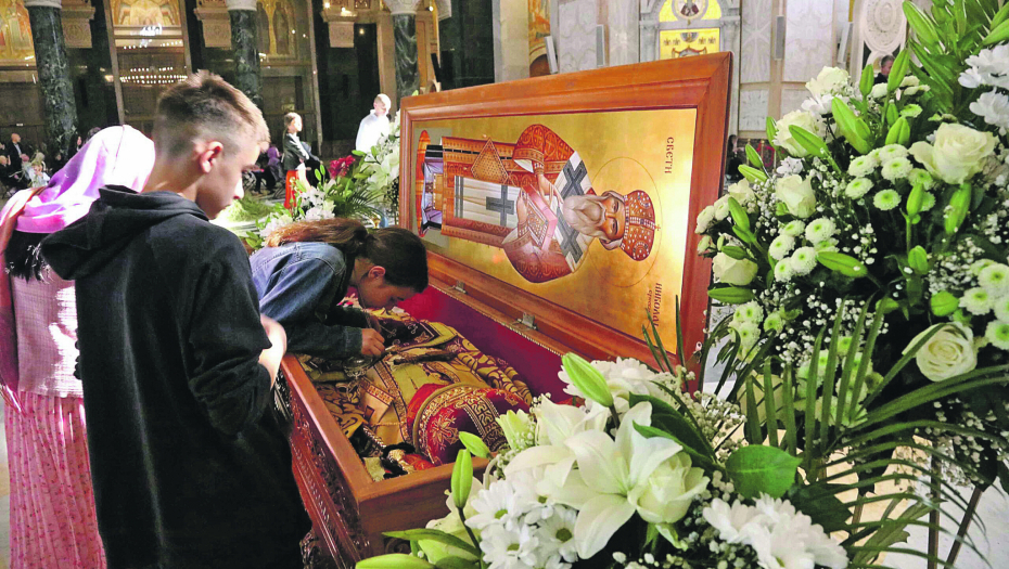 NA DAN SVETE TROJICE Beograd ispratio mošti Svetog vladike Nikolaja