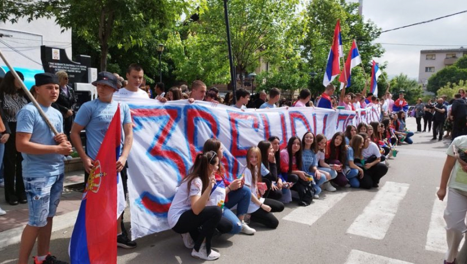 "KRIV SAM ŠTO JESAM, A TREBA DA NISAM" Đaci u Zvečanu stali pred barikadu Kfora i počeli prkosno da recituju! (VIDEO)