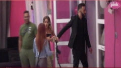 ZOVITE OBEZBEĐENJE Voditelj izbacio učesnicu iz Bele kuće, uhvatio je za ruku i izveo napolje!