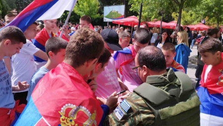 GRČKI VOJNIK KFORA IM SE POTPISIVAO NA MAJICE Maturanti u Zvečanu opleli kolo pred bodljikavom žicom (VIDEO)