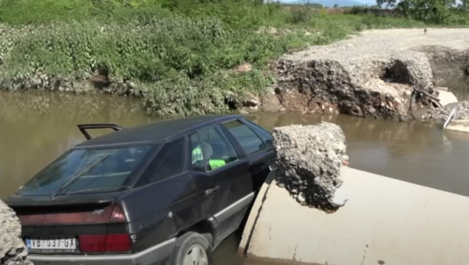 BUJICA ODNELA MOST KOD VRNJAČKE BANJE Automobil upao u korito Gradačke reke (FOTO)