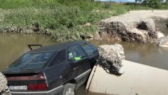 BUJICA ODNELA MOST KOD VRNJAČKE BANJE Automobil upao u korito Gradačke reke (FOTO)