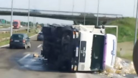 DVA ŠLEPERA SE PREVRNULA NA PUTEVIMA Zastoji kod Zavlake i Lapova