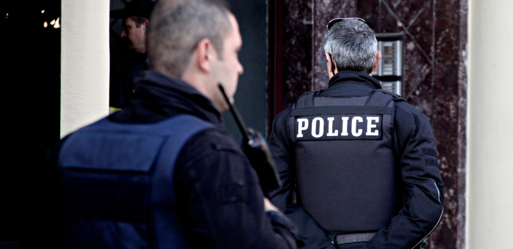 ŽENA SA TERASE GLEDALA KAKO JOJ LJUBAVNICA UBIJA MUŽA? Isplivali novi detalji ubistva u Grčkoj