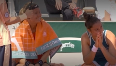 SRAMOTA NA ROLAN GAROSU Pogodila skupljačicu loptica, pa zaplakala, rivalke se mučki podsmevale (VIDEO)