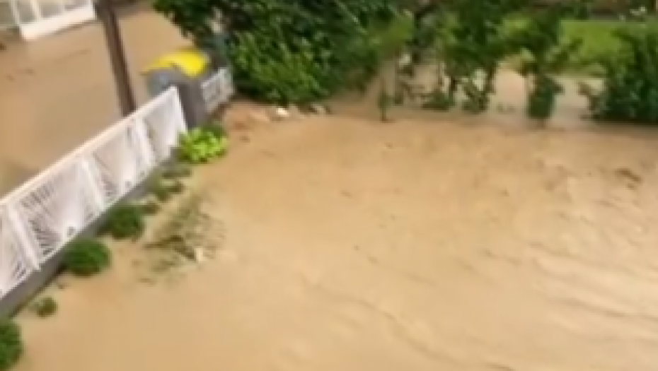 BUJICA NOSI SVE PRED SOBOM Nevreme kakvo Aleksandrovac ne pamti, putevi i mostovi blokirani (FOTO/VIDEO)