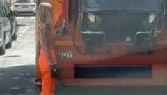 SVI JE TRAŽE Plavokosu lepoticu iz Gradske čistoće pitaju zašto to radi, odgovorom ih posramila