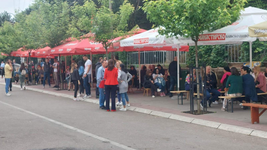 NOĆ NA SEVERU KIM PROTEKLA MIRNO Srbi se okupljaju ispred zgrada opština (FOTO)