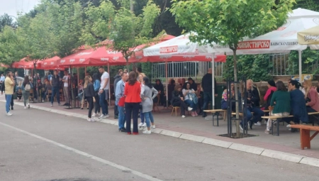 NOĆ NA SEVERU KIM PROTEKLA MIRNO Srbi se okupljaju ispred zgrada opština (FOTO)