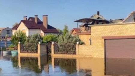 PRVI SNIMCI IZ POTOPLJENOG HERSONA Uznemirujuće scene posle granatiranja brane, najgore tek sledi (VIDEO)