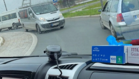 I OVAJ VOZAČ IMA DOZVOLU Vozi u suprotnom smeru u kružnom toku (FOTO)