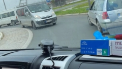 I OVAJ VOZAČ IMA DOZVOLU Vozi u suprotnom smeru u kružnom toku (FOTO)