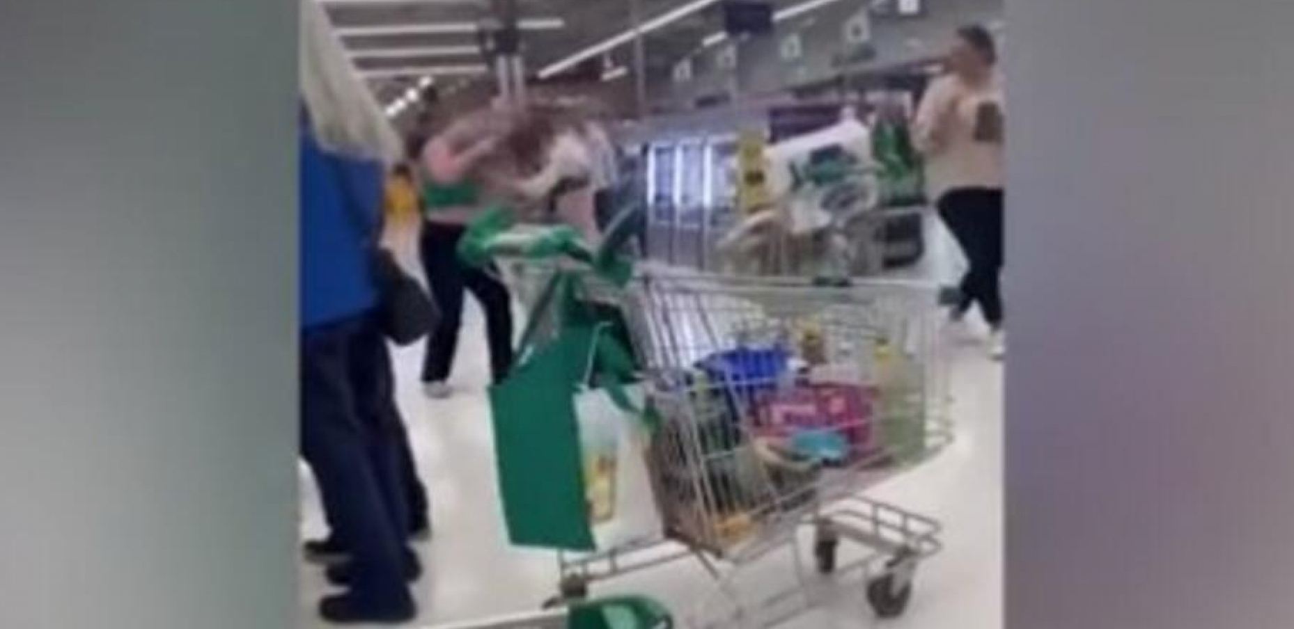 POČELE DA SE ČUPAJU ZA KOSU USRED RADNJE Pesnice u glavu sevale samo tako, kamere snimile svaki trenutak (VIDEO)