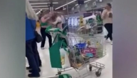 POČELE DA SE ČUPAJU ZA KOSU USRED RADNJE Pesnice u glavu sevale samo tako, kamere snimile svaki trenutak (VIDEO)