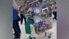 POČELE DA SE ČUPAJU ZA KOSU USRED RADNJE Pesnice u glavu sevale samo tako, kamere snimile svaki trenutak (VIDEO)