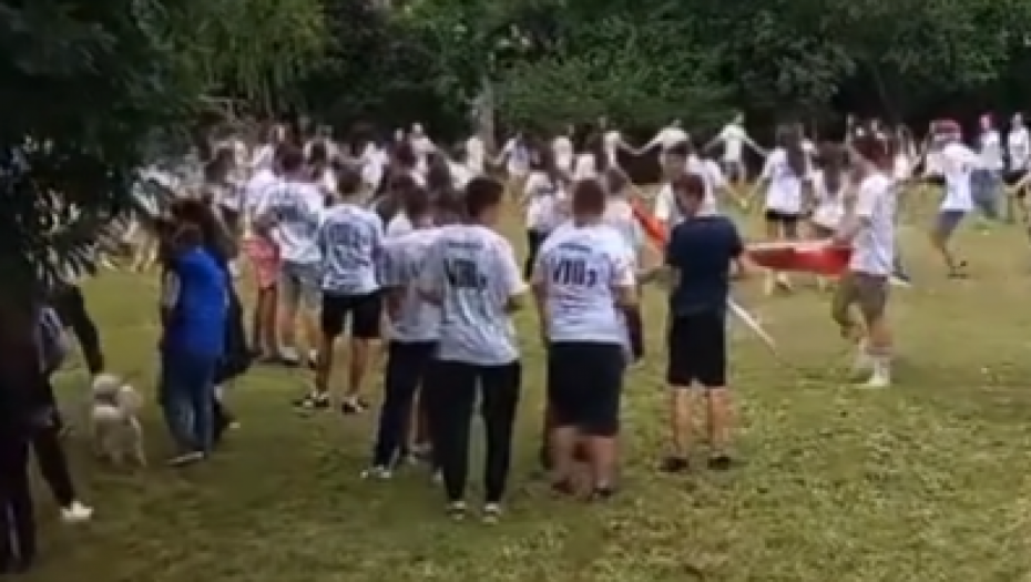 KONAČNO KRAJ! Evo kako mali maturanti slave poslednji dan škole (FOTO)