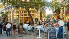 DOBRO PAZITE GDE ĆETE SESTI DA JEDETE Bračni par odrali u Grčkoj, za večeru dali skoro 70.000 dinara