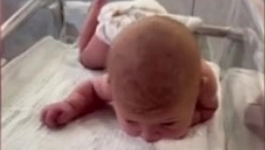 MAJKA SE PITA KAKO JE OVO MOGUĆE Novorođenče od 3 dana puzi i već podiže glavu