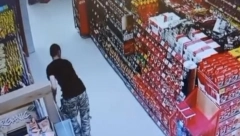 ŠOK SNIMAK GNUSNE KRAĐE U BEOGRADU! Muškarac uhvaćen u besramnom činu: Ljudi zgroženi onim što vide (VIDEO)