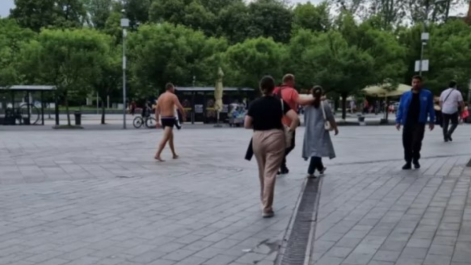 ŠOKANTAN PRIZOR U CENTRU BANJALUKE Muškarac u boksericama prošetao Trgom Krajine (VIDEO)