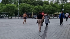 ŠOKANTAN PRIZOR U CENTRU BANJALUKE Muškarac u boksericama prošetao Trgom Krajine (VIDEO)
