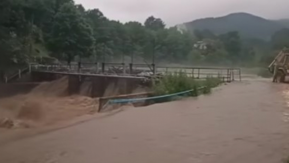SITUACIJA KRITIČNA, POGORŠAVA SE IZ SATA U SAT Katastrofalne bujčine poplave u Brusu, voda nosi sve pred sobom! (VIDEO)