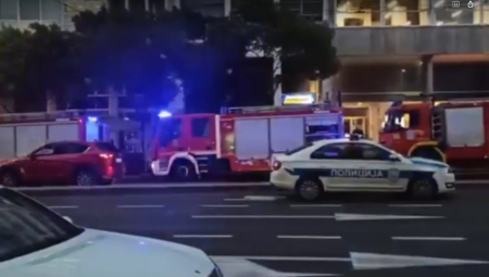 POŽAR U CENTRU BEOGRADA Gori kladionica na Terazijama, ogroman broj vatrogasnih ekipa na licu mesta (VIDEO)