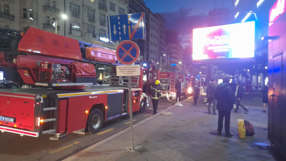 DVOJE BEZ SVESTI Crni dim prekrio grad, vatra guta kladionicu u centru (FOTO/VIDEO)