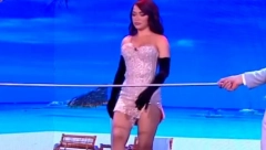 SEVNULE GAĆICE I SVE SE VIDELO Aleksandra Mladenović čučnula u prekratkoj haljini, pa doživela peh u emisiji uživo!