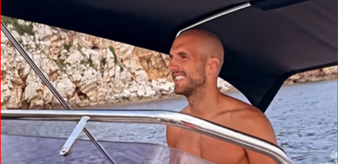 KAKAV FRAJER! Dečko Danijele Dimitrovske skinuo se na brodu i svi gledaju u njegove mišiće! (FOTO)