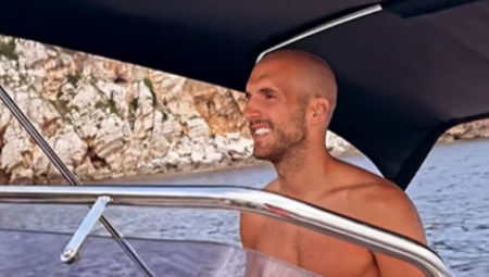 KAKAV FRAJER! Dečko Danijele Dimitrovske skinuo se na brodu i svi gledaju u njegove mišiće! (FOTO)