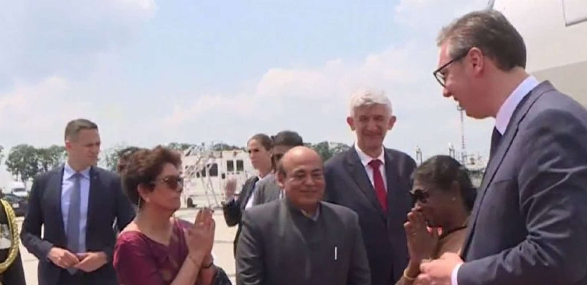 VUČIĆ DOČEKAO PREDSEDNICU INDIJE Droupadi Murmu u dvodnevnoj poseti Srbiji (VIDEO)