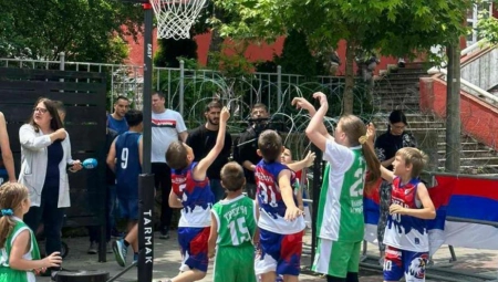IGRAJ, I POBEDI Deca sa severa KiM igrala basket ispred kordona Kfora
