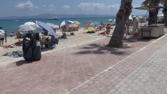 KUGLA SLADOLEDA DVA, GIROS ČETIRI EVRA Srbi već okupirali popularno grčko letovalište, plaže pune (FOTO)